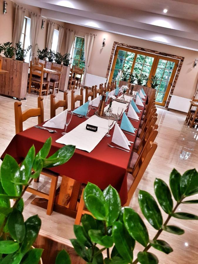 Forrest Hotel Chomutov Buitenkant foto