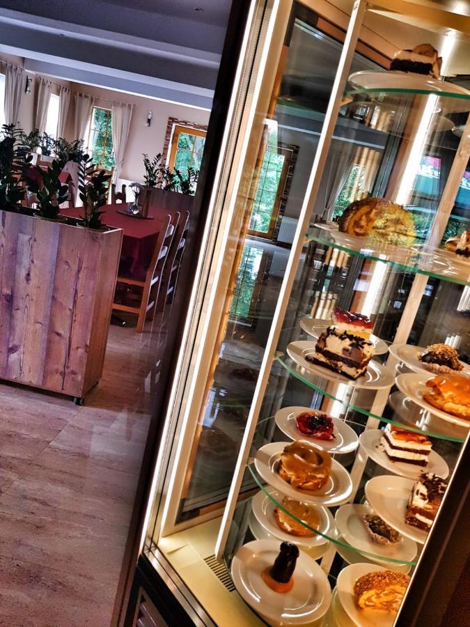 Forrest Hotel Chomutov Buitenkant foto