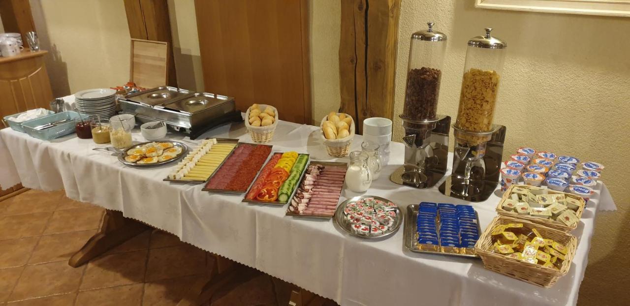 Forrest Hotel Chomutov Buitenkant foto