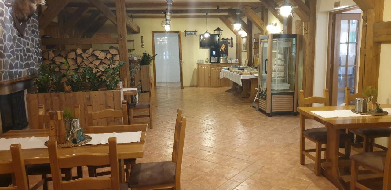 Forrest Hotel Chomutov Buitenkant foto