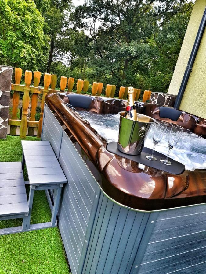 Forrest Hotel Chomutov Buitenkant foto