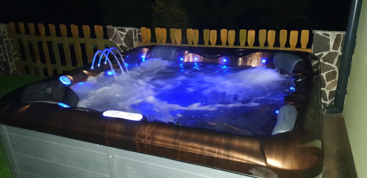 Forrest Hotel Chomutov Buitenkant foto