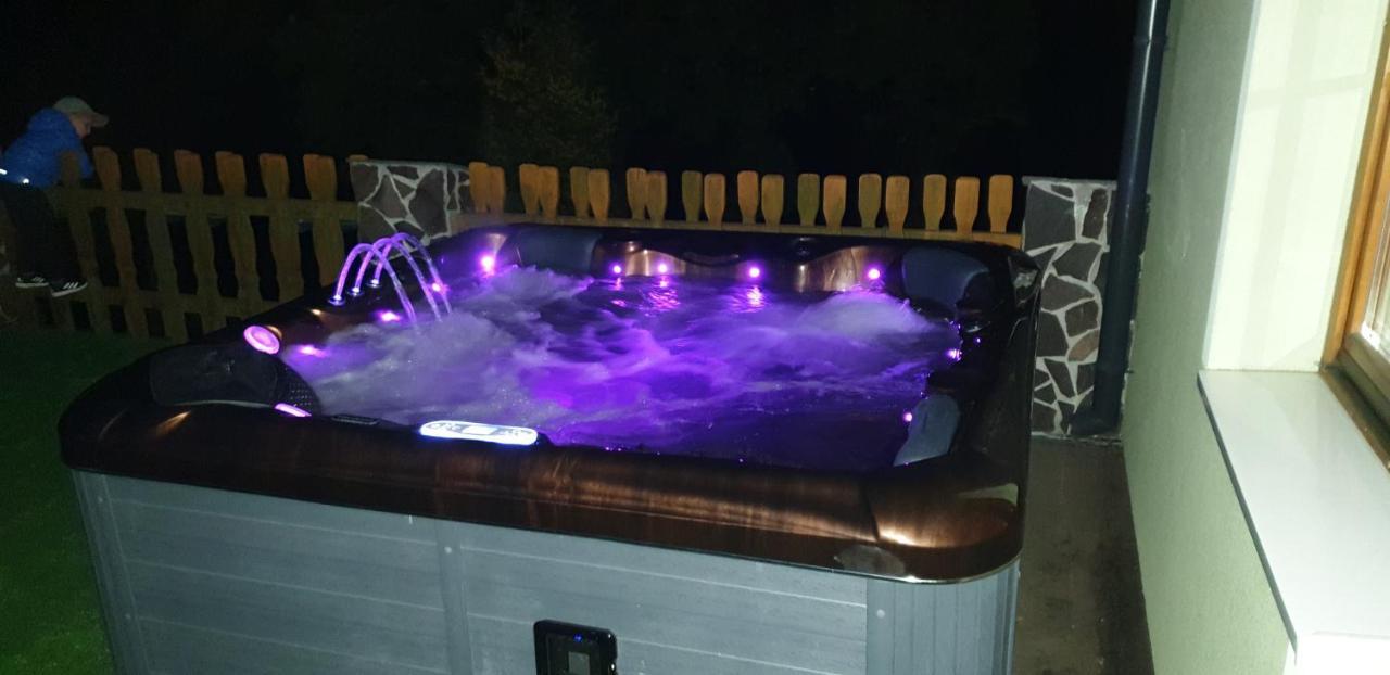Forrest Hotel Chomutov Buitenkant foto