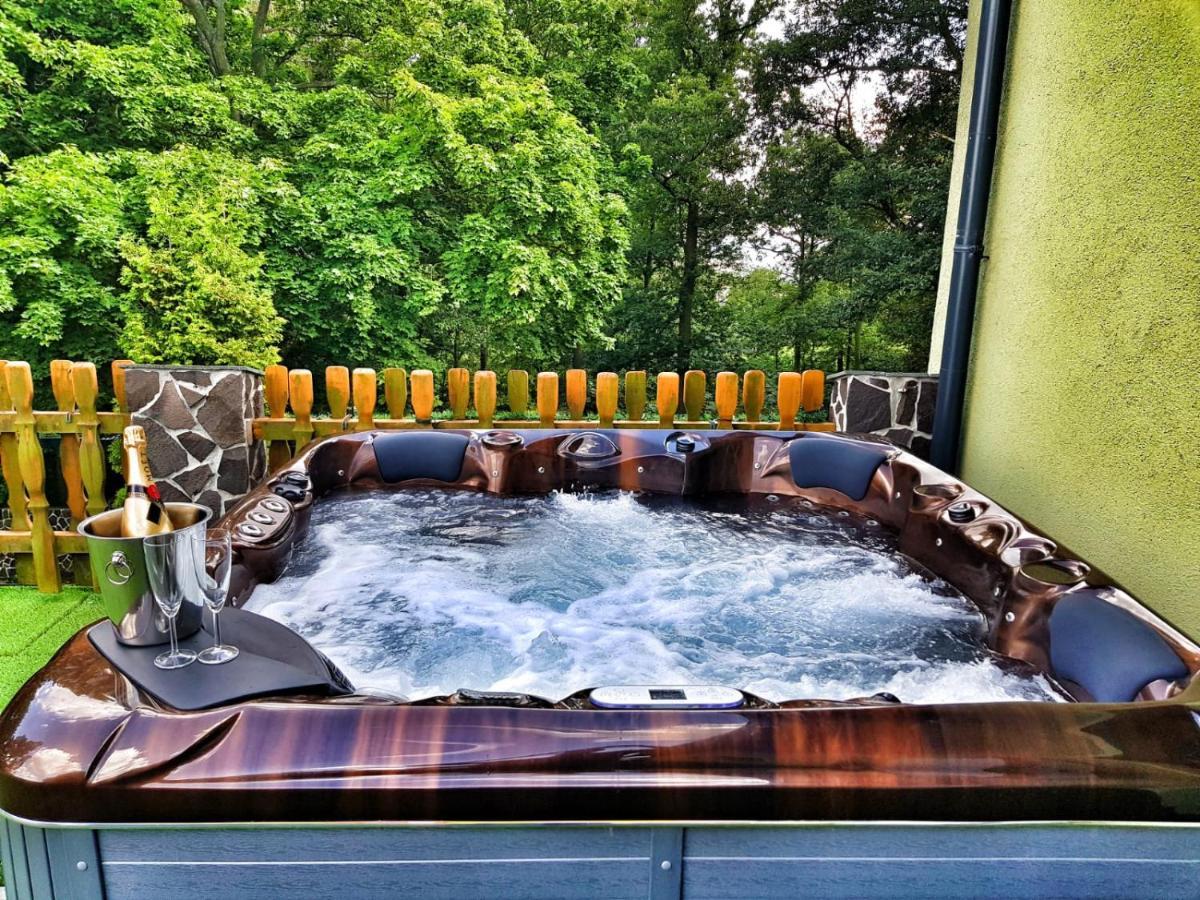 Forrest Hotel Chomutov Buitenkant foto
