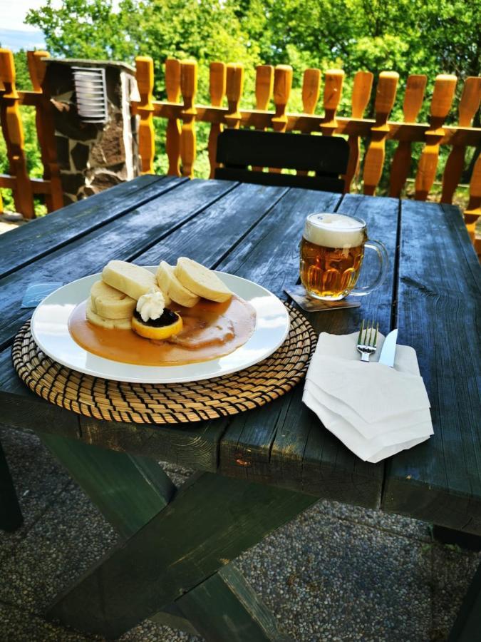 Forrest Hotel Chomutov Buitenkant foto