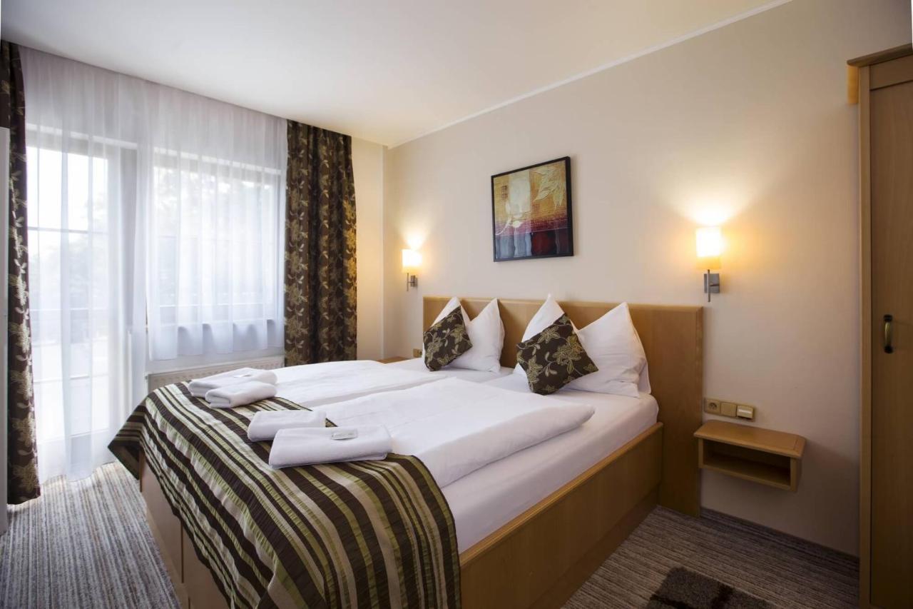 Forrest Hotel Chomutov Buitenkant foto