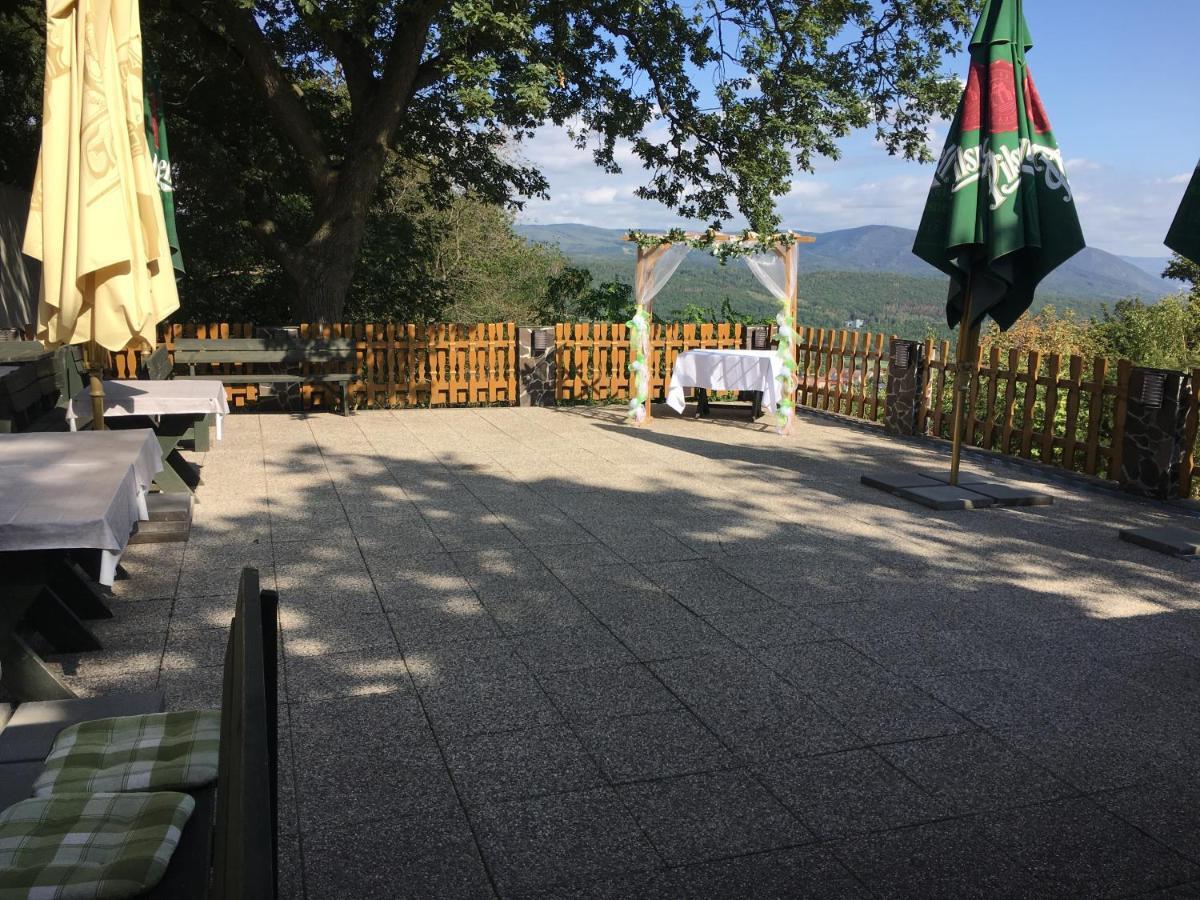 Forrest Hotel Chomutov Buitenkant foto
