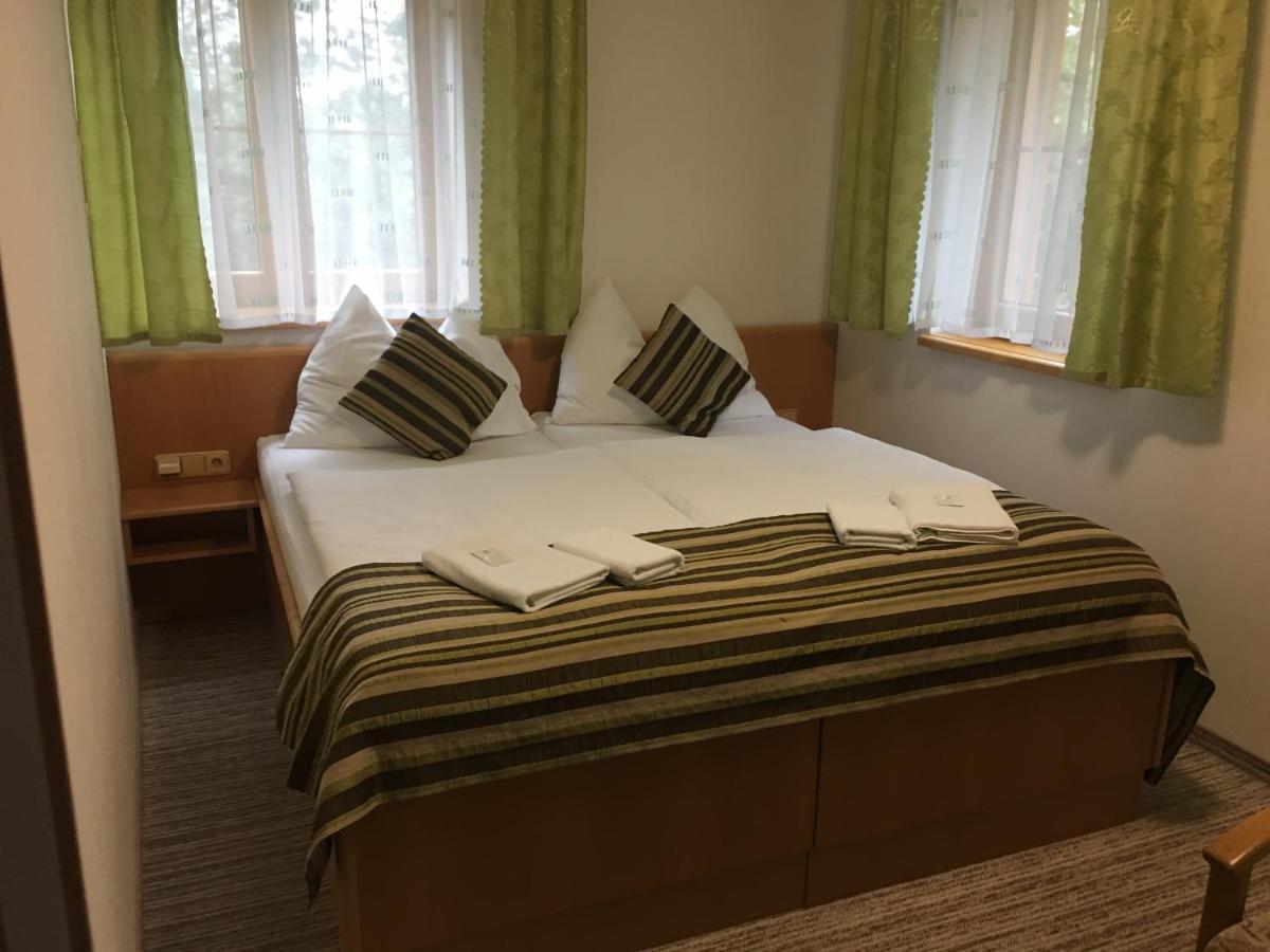 Forrest Hotel Chomutov Buitenkant foto