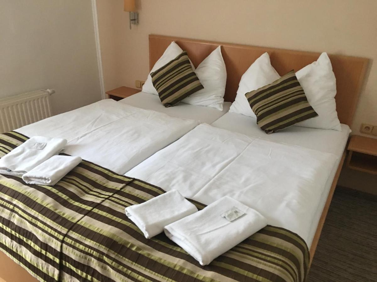 Forrest Hotel Chomutov Buitenkant foto