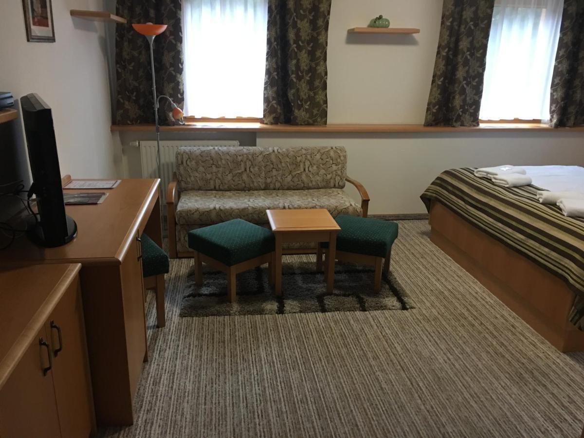 Forrest Hotel Chomutov Buitenkant foto