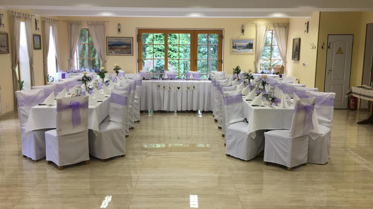 Forrest Hotel Chomutov Buitenkant foto