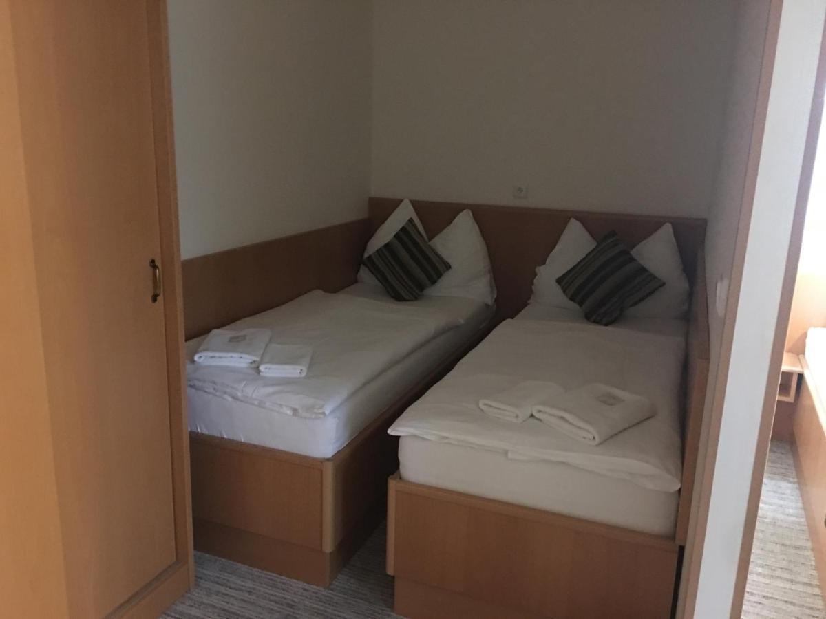 Forrest Hotel Chomutov Buitenkant foto